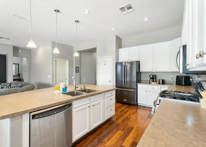 Retreat W Pool, Hot Tub And Trail Access Holiday home