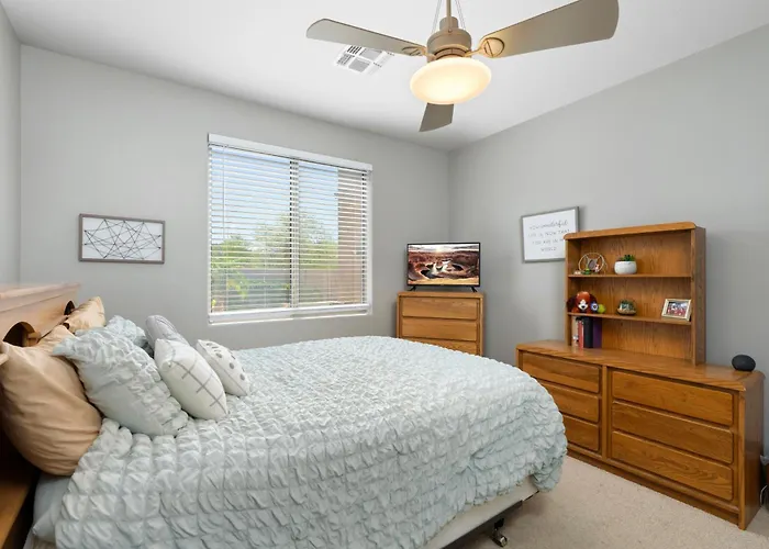 Retreat W Pool, Hot Tub And Trail Access Holiday home
